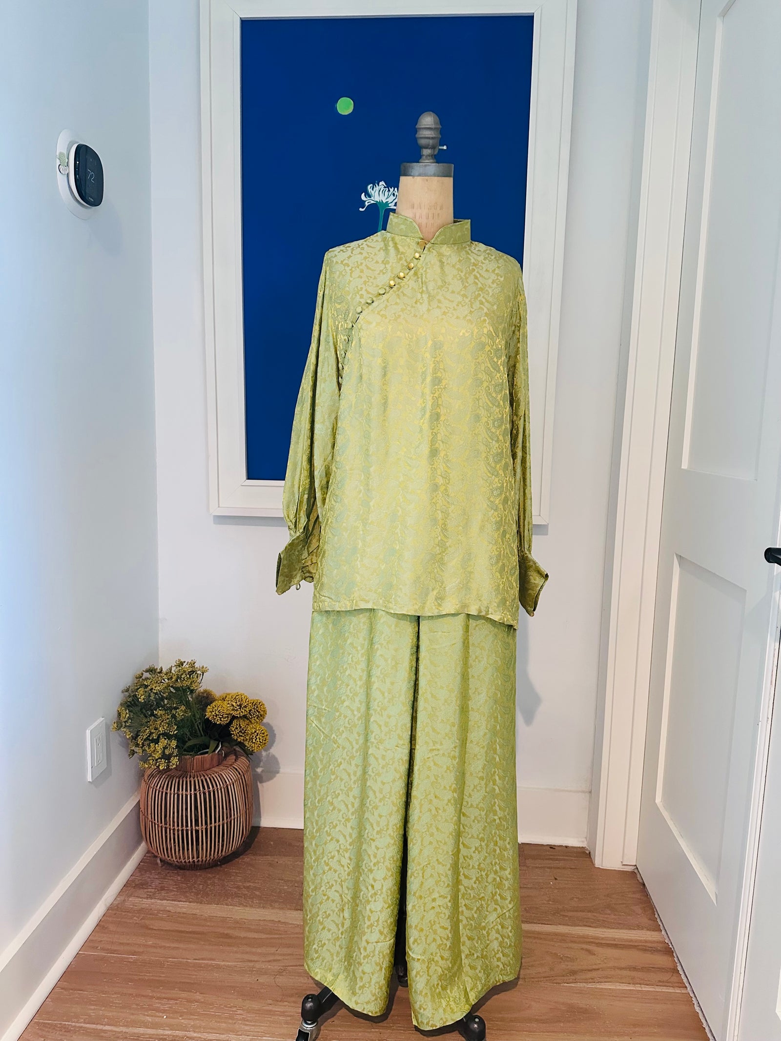 "KY" Ao-Ngan (Shorter version of Ao-dai) with Balloon Sleeve - Parrot Green