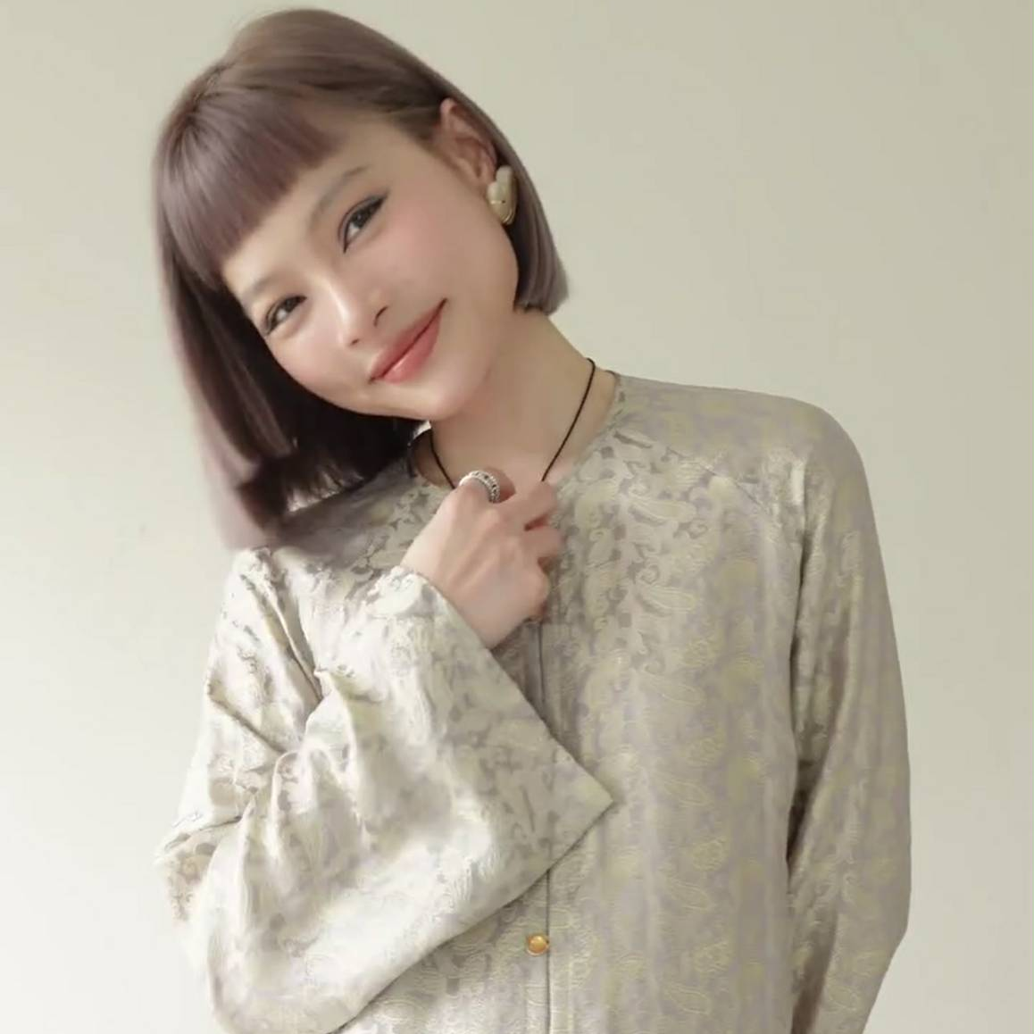 AN Ao-Ba-Ba - Wormsilk in Gold/beige with silver pattern - worn presentation in white by huyen thai - Ao Ngan