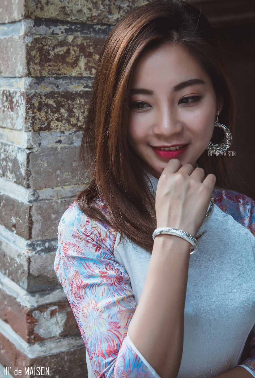 Vietnamese Ao Dai - Linh Văn – Hollow Bangle in Lotus or Dragon Pattern - front view in silk in silver by HI de Maison