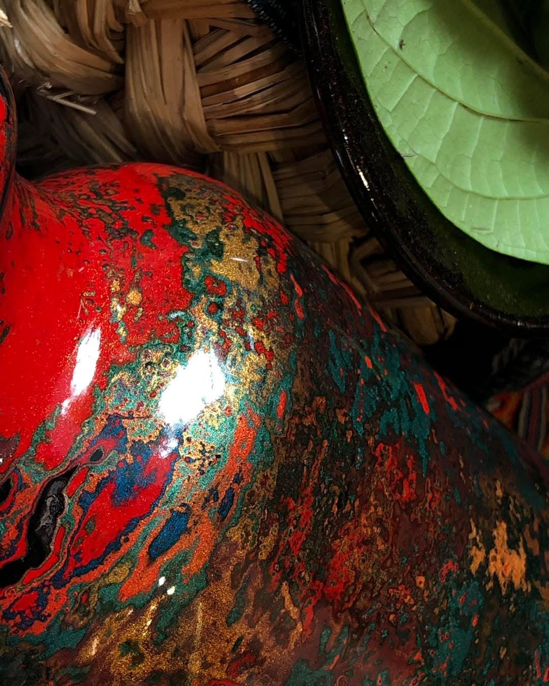 Vietnamese Lacquer - “Hồn Sắc Đông Dương” - Lacquer Vase - detail close-up in red by Bat-trang