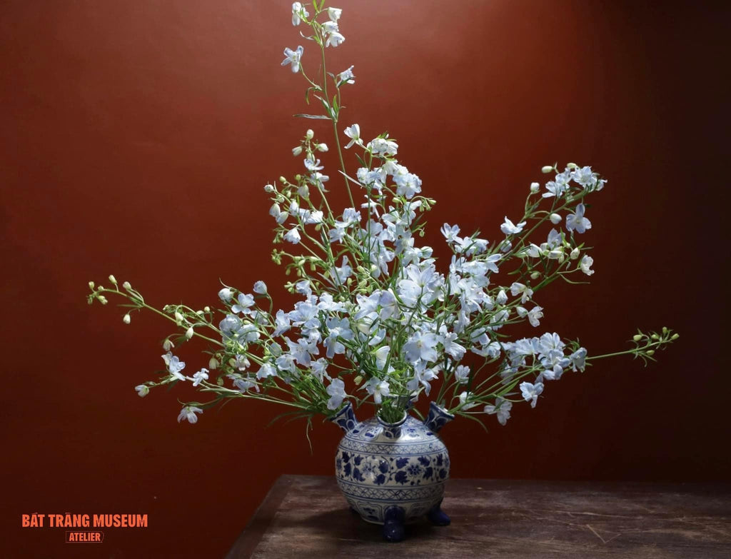 "Bat Trang ceramics 5-bulb Tulipiere Vase in blue and white with traditional floral pattern"