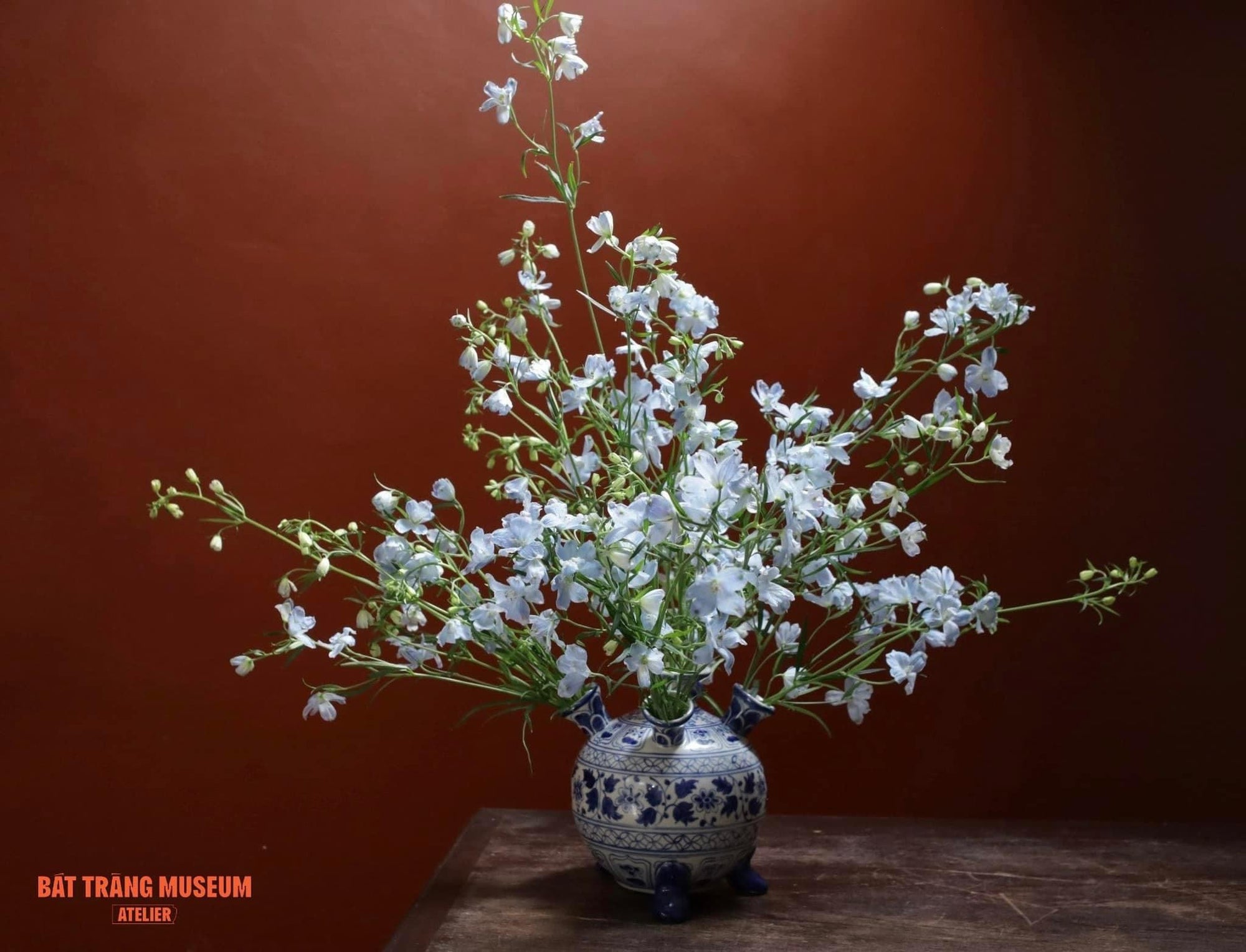 "Bat Trang ceramics 5-bulb Tulipiere Vase in blue and white with traditional floral pattern"