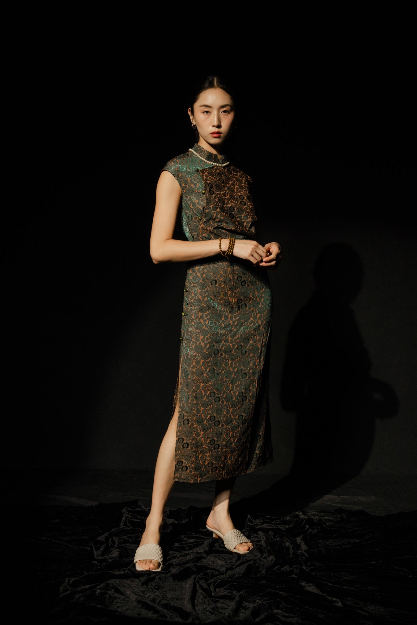 "Hương Trầm sleeveless cheongsam in black jacquard silk with modern pattern by Hy Phuong"