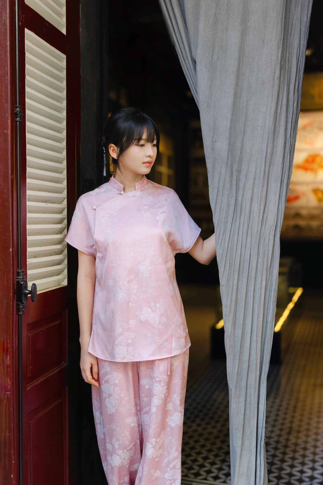 "Yen Chi Set - Mandarin-neck top and pants in pastel pink silk jacquard, modern Vietnamese design by Hy Phuong"