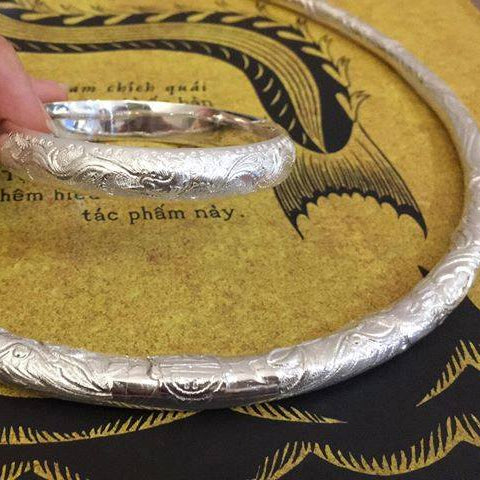 Long Ẩn Bangle – The Hidden Dragon Bangle - detail close-up in silver by HI de Maison