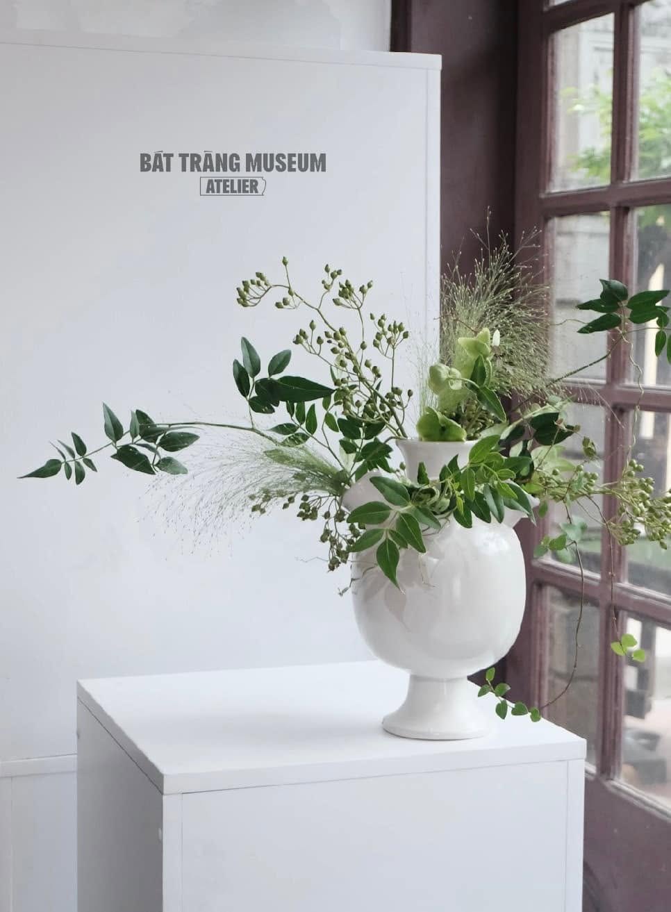 “Cinq Fleurs” Vase – Tall Footed Tulipiere in Bát Tràng Ceramic