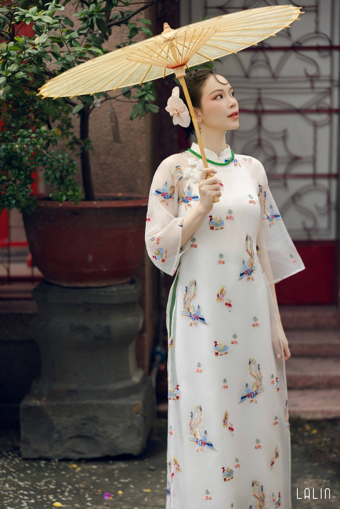 "Khiet Chi Ao dai Set by Lalin - Luxury embroidered silk Vietnamese dress in red and green with floral patterns."