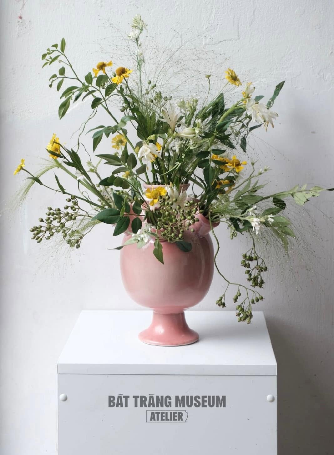 “Cinq Fleurs” Vase – Tall Footed Tulipiere in Bát Tràng Ceramic