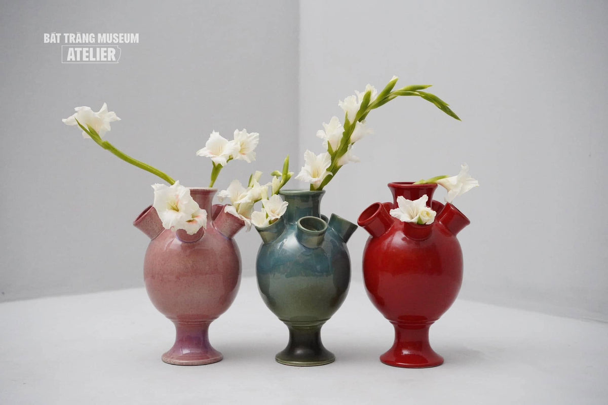“Cinq Fleurs” Vase – Tall Footed Tulipiere in Bát Tràng Ceramic