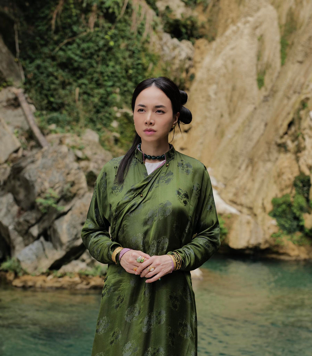 Nguyệt Liên" Ao Dai set -  Wormsilk 5-panel Design in Dark Emerald - Side view - Traditional Vietnamese craftsmanship