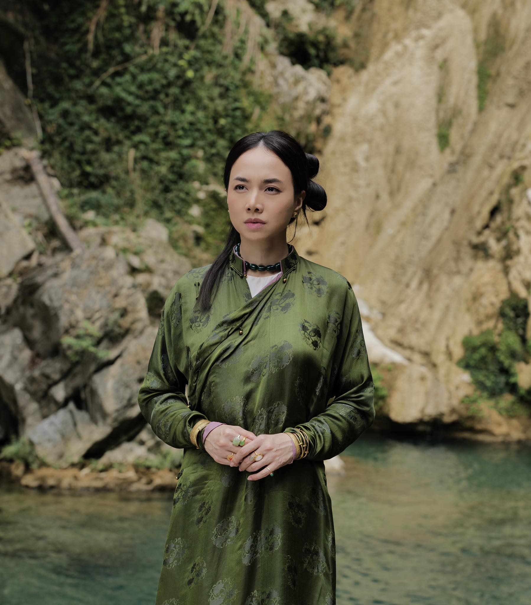 Nguyệt Liên" Ao Dai set -  Wormsilk 5-panel Design in Dark Emerald - Side view - Traditional Vietnamese craftsmanship