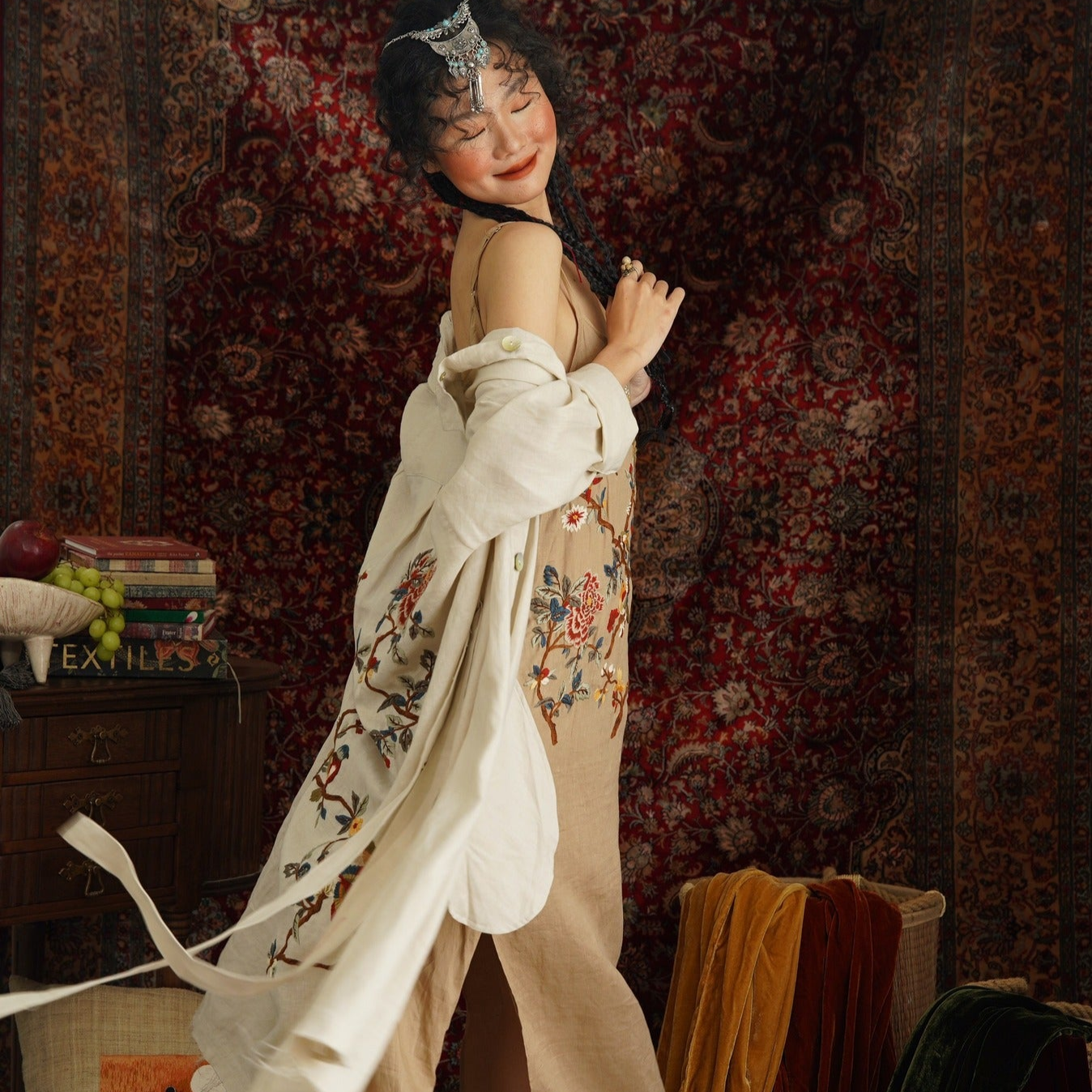 "Song bird" embroidered linen dress in beige with red floral patterns, artisan-crafted by Huulala.