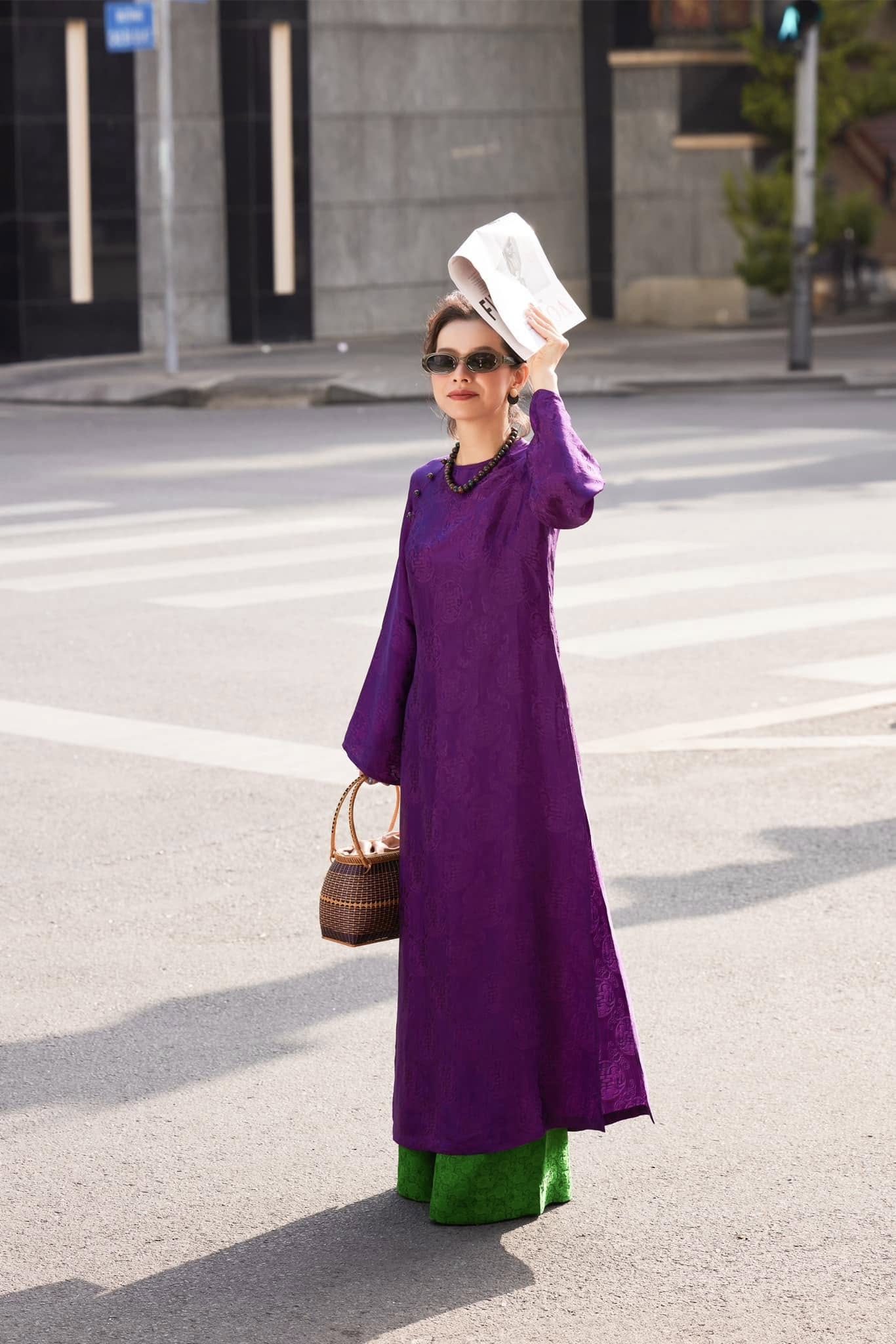 Full ensemble Royal Amethyst áo dài with vibrant green peacock pattern pants creating sophisticated color harmony - Mộc collaboration