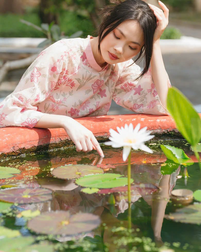 "Thieu Hoa Jacquard Áo Dài Set in Pink, traditional Vietnamese dress with floral silk embroidery."