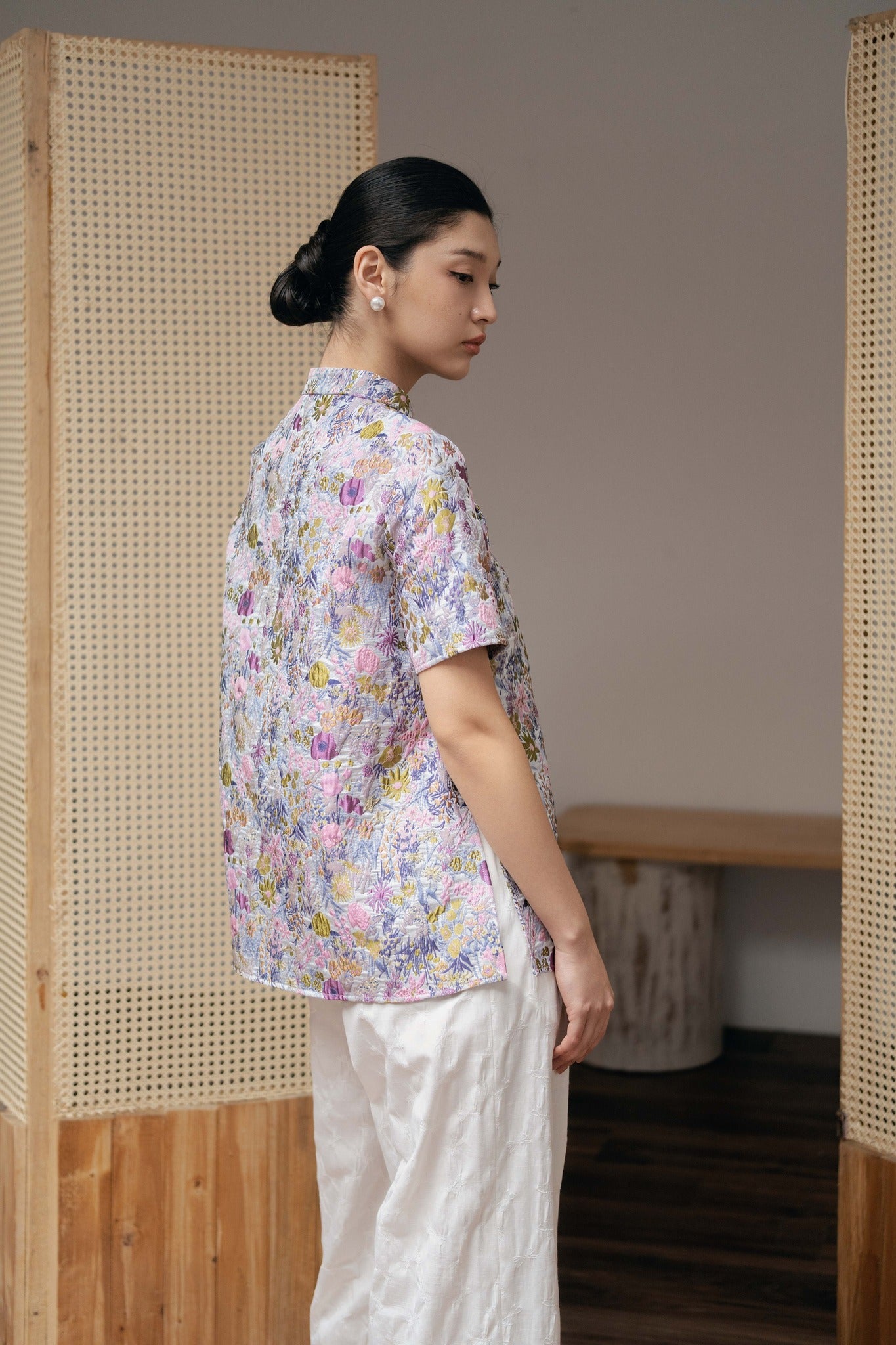 "Hoa Vien Mandarin-neck top in pastel purple/pink silk jacquard with floral pattern, Vietnamese design"