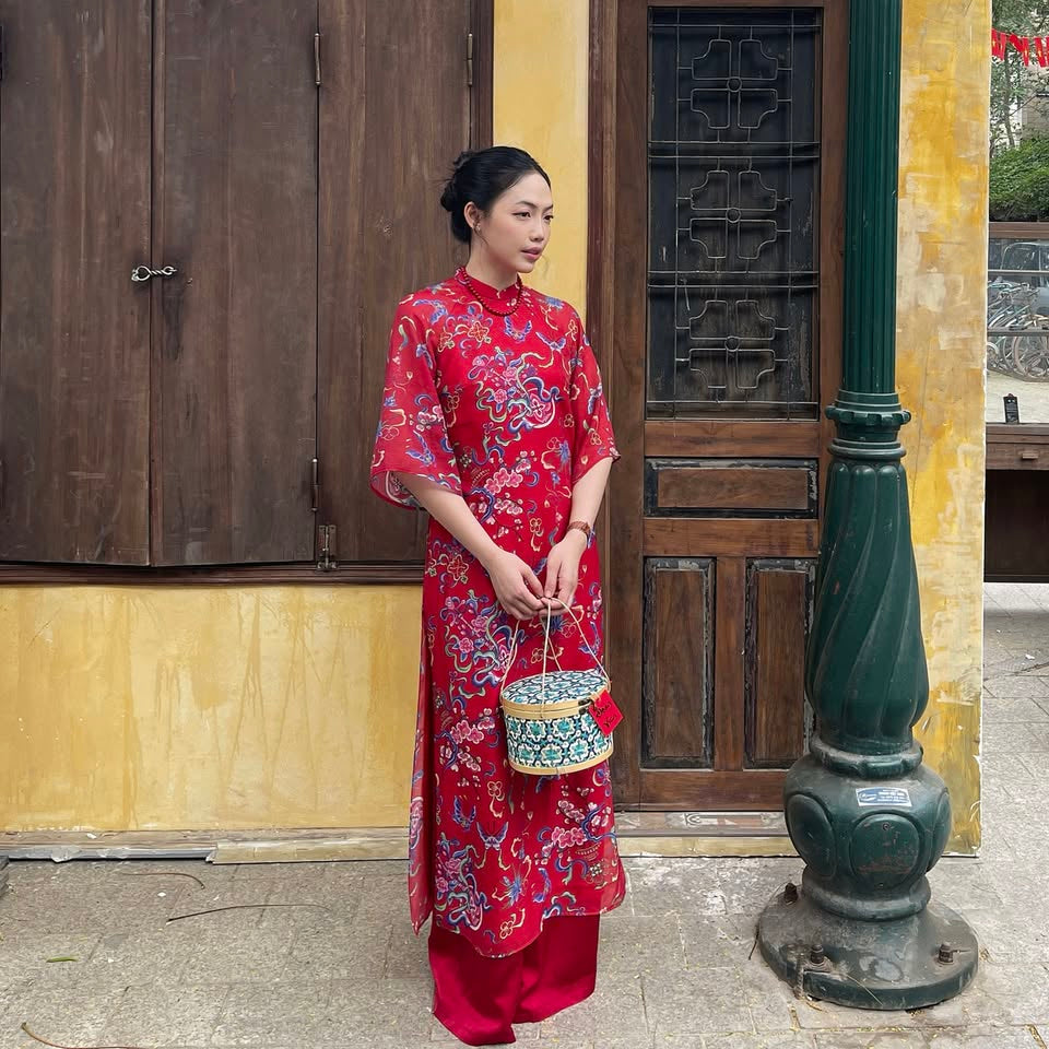 Vietnamese Ao Dai - Xuan Ca Ao dai set - flowers - front view in silk in red by Dinh Dang