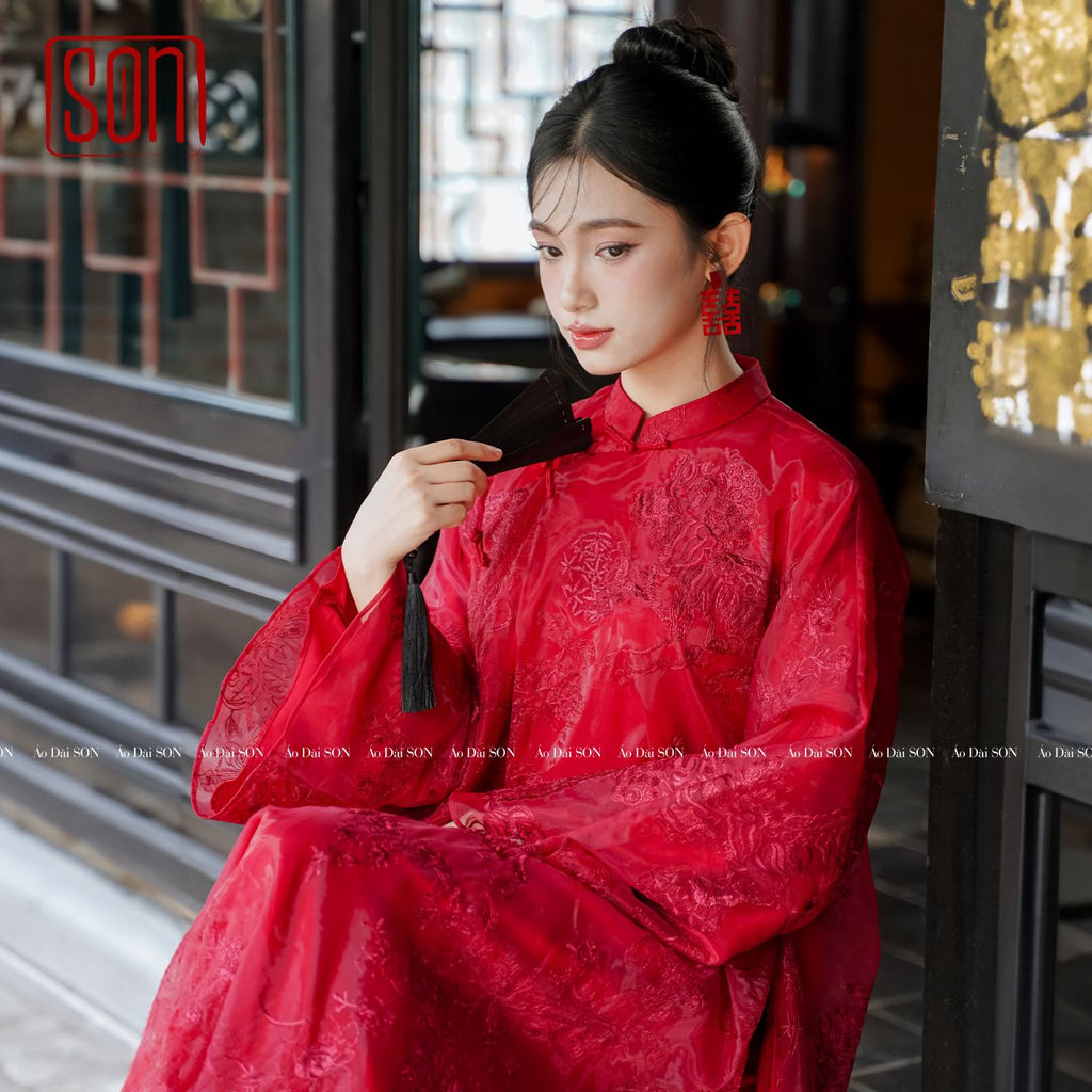 "Uyen Son red embroidered organza Ao dai set, traditional Vietnamese wedding dress in silk with floral patterns."