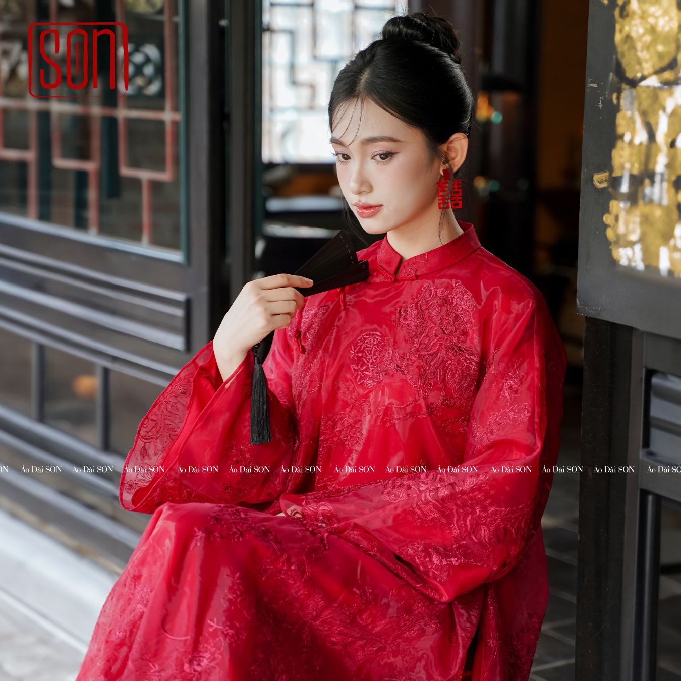 "Uyen Son red embroidered organza Ao dai set, traditional Vietnamese wedding dress in silk with floral patterns."