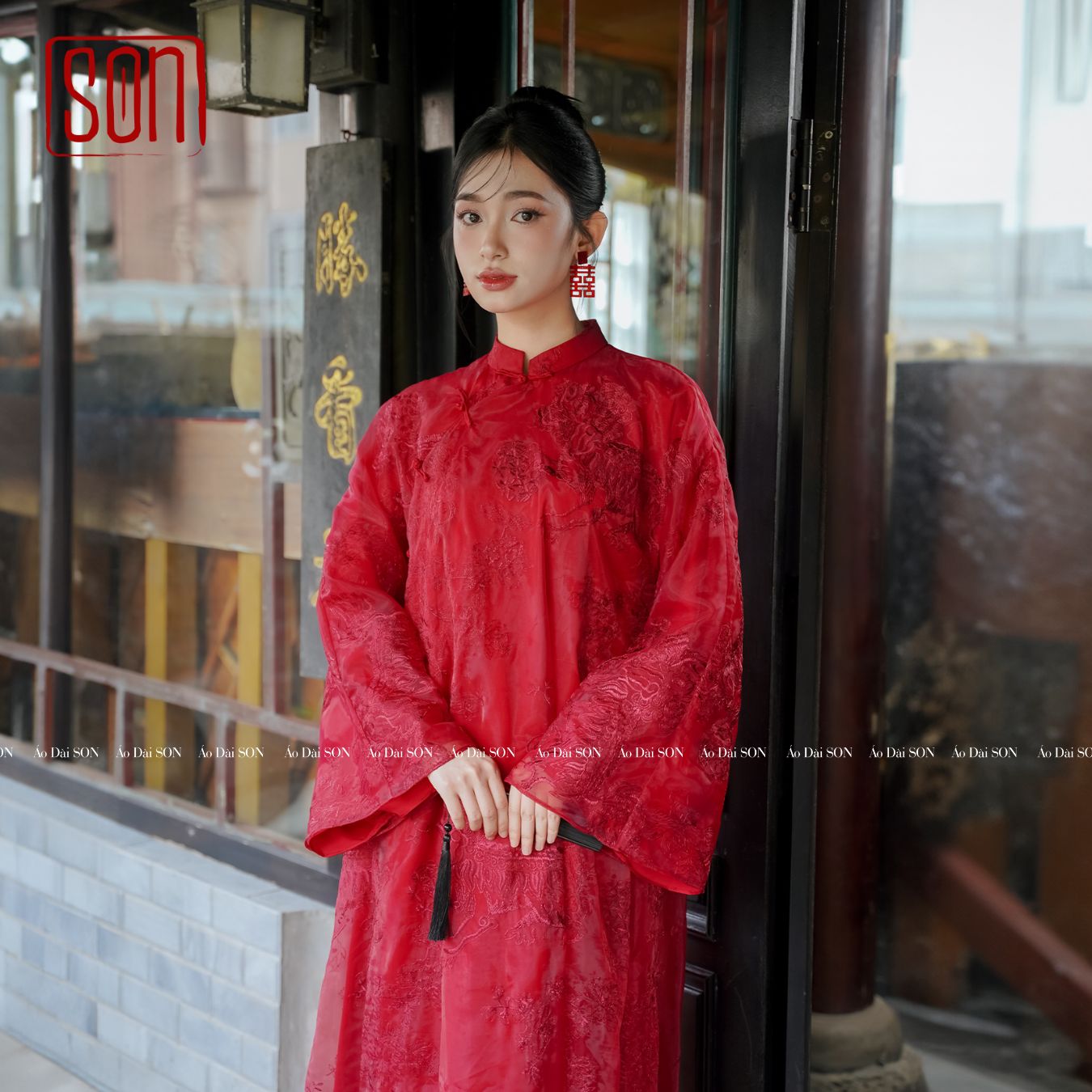 "Uyen Son red embroidered organza Ao Dai set, traditional Vietnamese wedding dress, silk floral pattern."