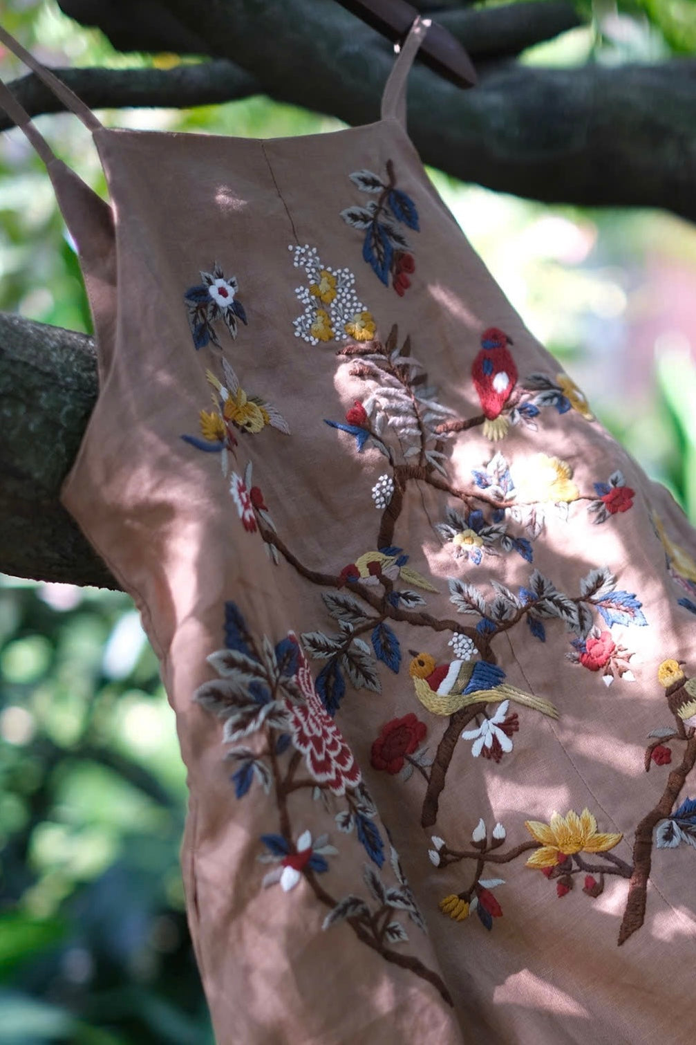 "Song bird" embroidered linen dress in beige with red floral patterns, artisan craftsmanship by Huulala.