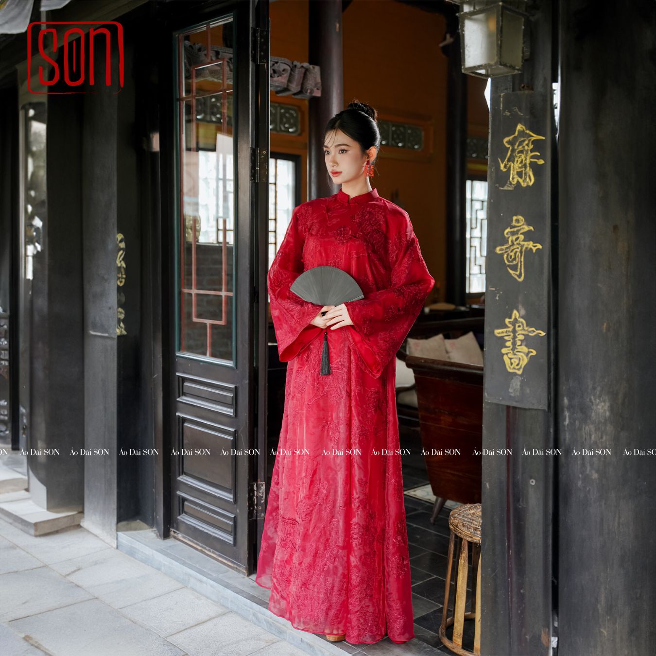 "Uyen Son red embroidered organza Ao dai set, traditional Vietnamese wedding dress in silk with floral patterns."