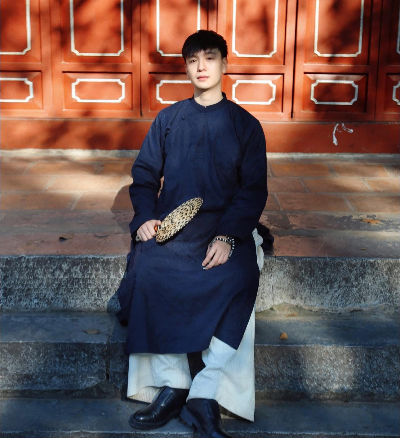 Vietnamese Ao Dai - TAM PHƯƠNG – Men’s Hand-Embroidered Linen Áo Dài - front view in silk in navy blue by Maison LONG