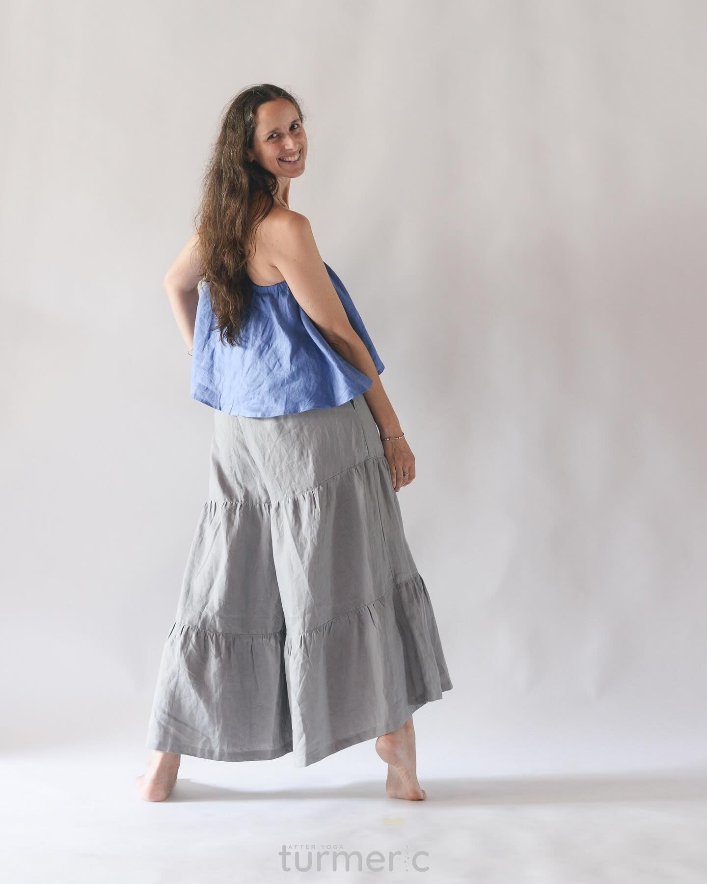 "Balloon pants in light grey linen by Turmeric, featuring a tiered design and relaxed fit."
