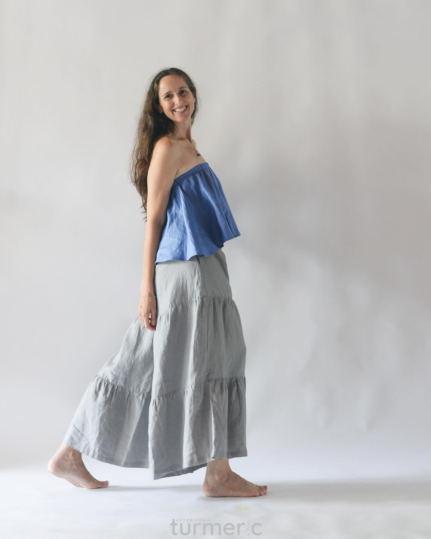 "Balloon pants in light grey linen by Turmeric, featuring a flowy, tiered design."