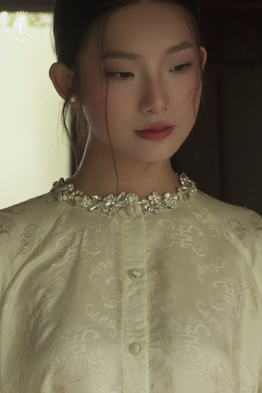 Vietnamese Embroidery - Ánh Vàng Bà-ba Set – Sequined Collar in Wormsilk - detail close-up in beige by Úpla