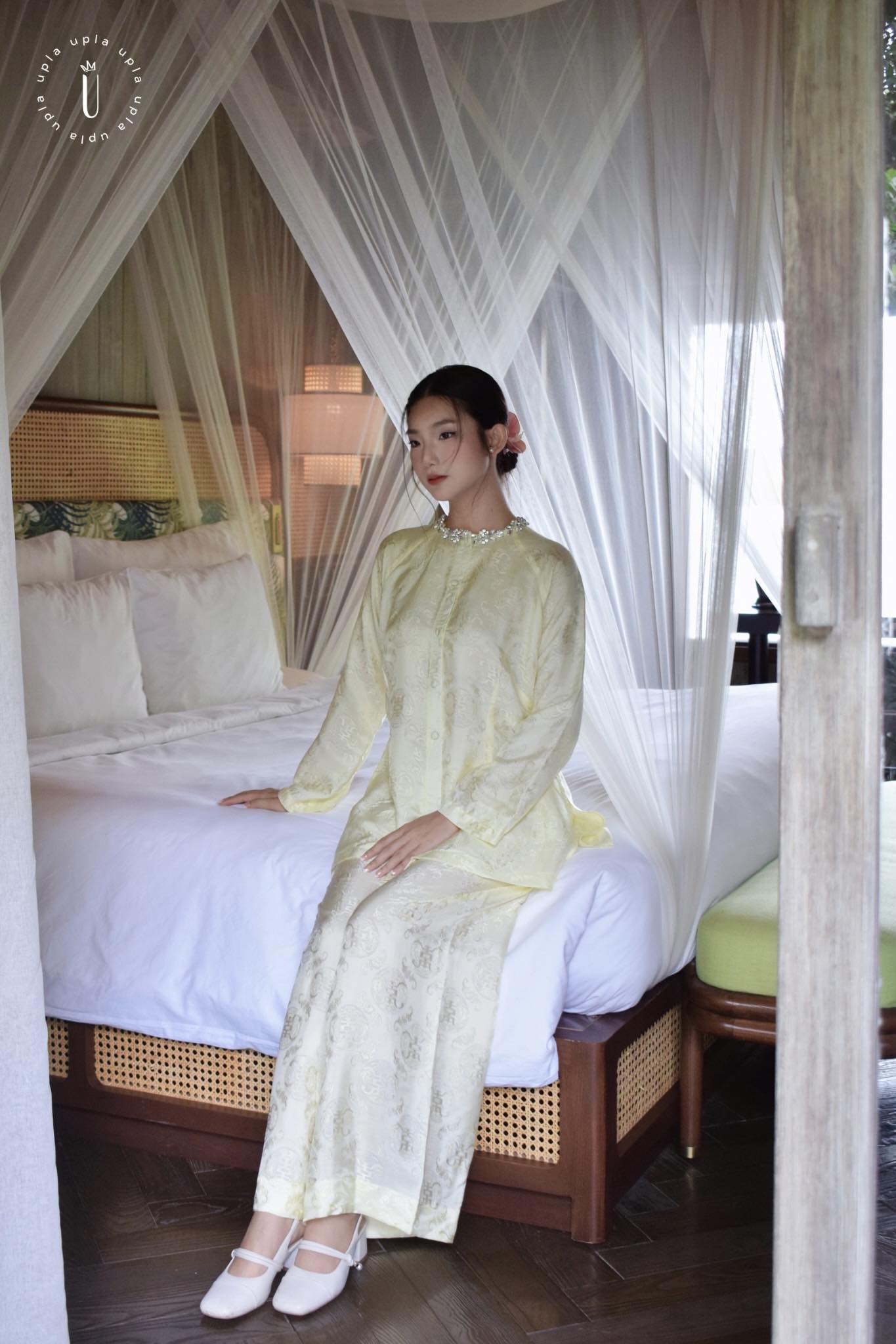 Vietnamese Ao Dai - Ánh Vàng Bà-ba Set – Sequined Collar in Wormsilk - styled presentation in light yellow by Úpla