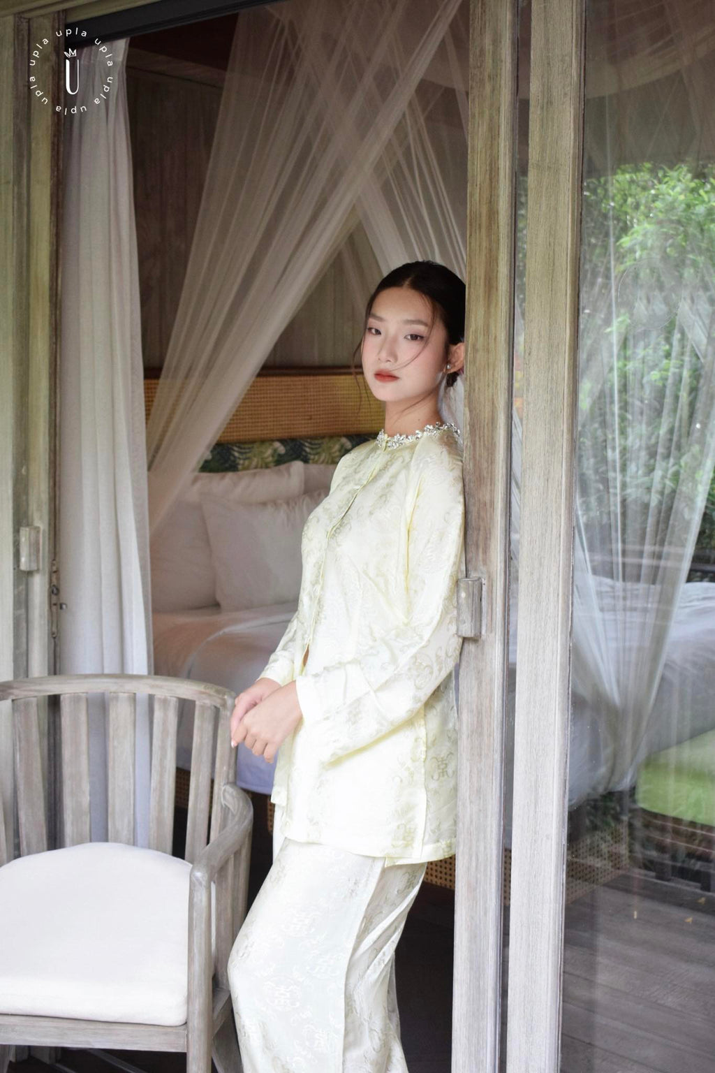 Vietnamese Ao Dai - Ánh Vàng Bà-ba Set – Sequined Collar in Wormsilk - side profile in light yellow by Úpla