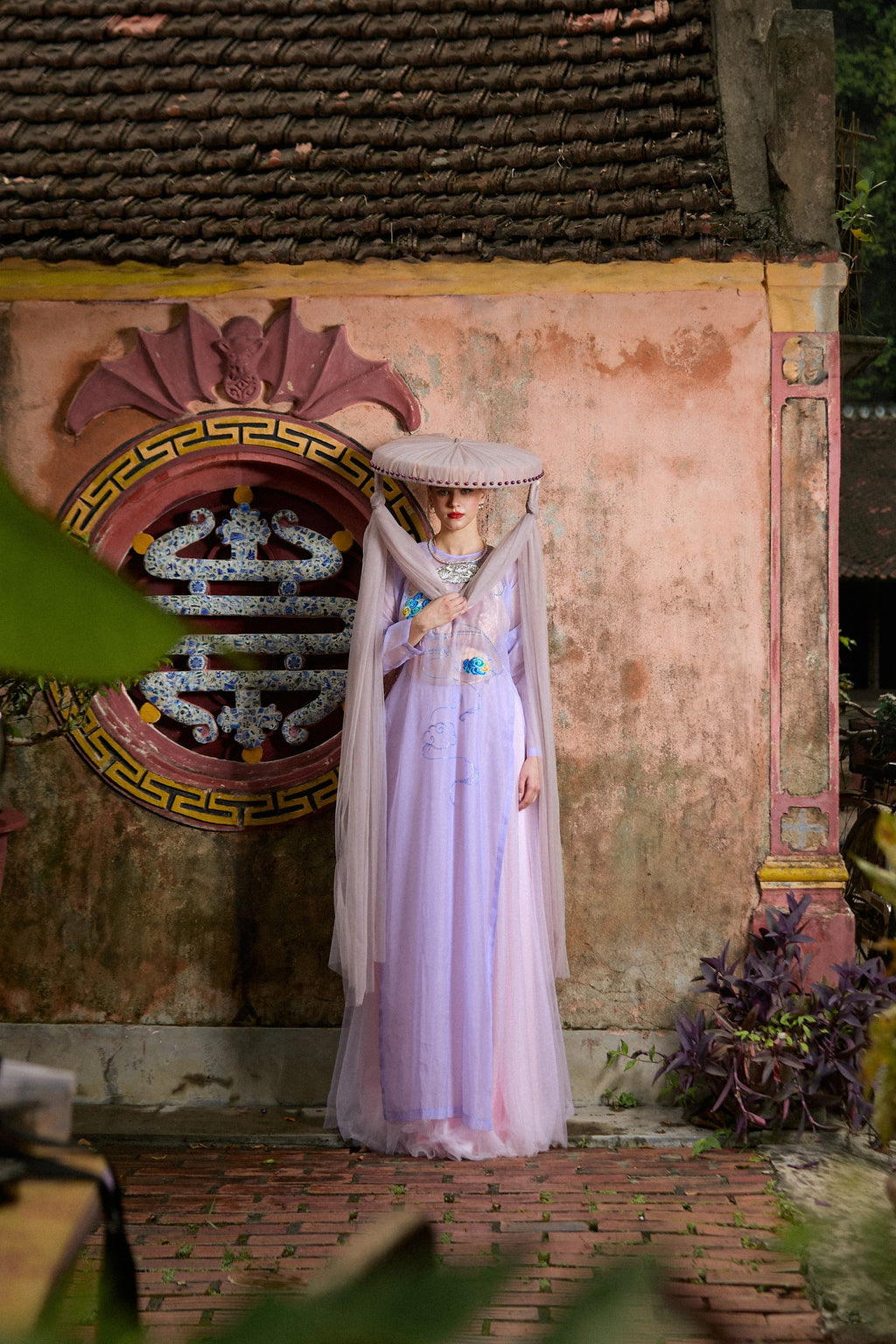 Vietnamese Ao Dai - Van Quyen – The Cloud Talisman Choker with Pendant - front view in silk in lavender by HI de Maison