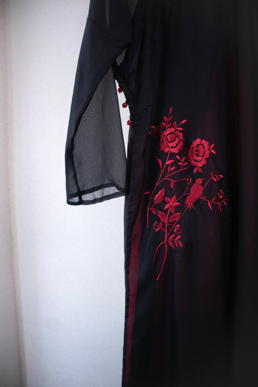 "Midnight Peony" Ao-dai Set – Embroidered Organza in Noir