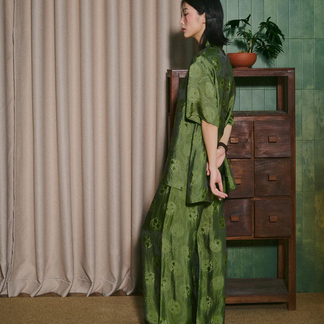 Luc Thuy Tien Set - Wormsilk Mandarin-neck Ensemble in Jade Green - side profile by Hy Phuong