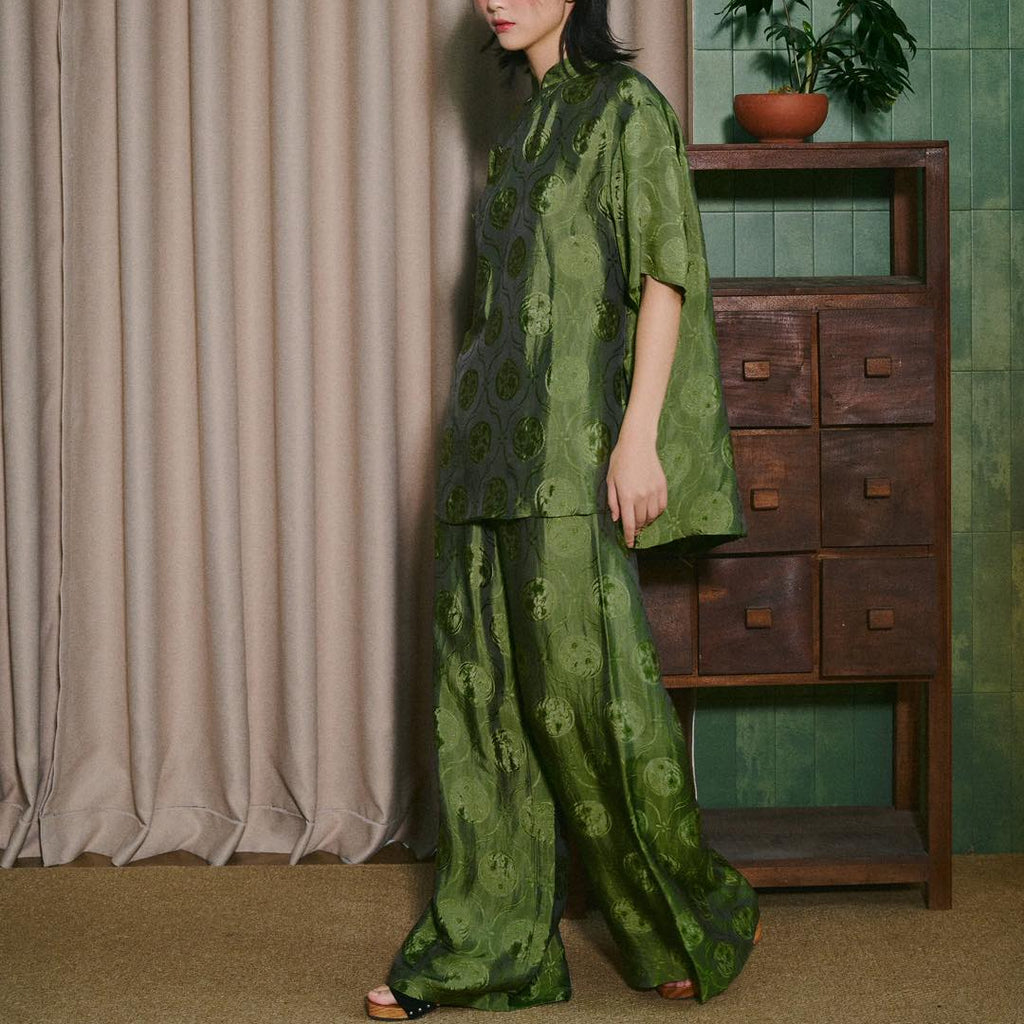 Luc Thuy Tien Set - Wormsilk Mandarin-neck Ensemble in Jade Green - side profile by Hy Phuong