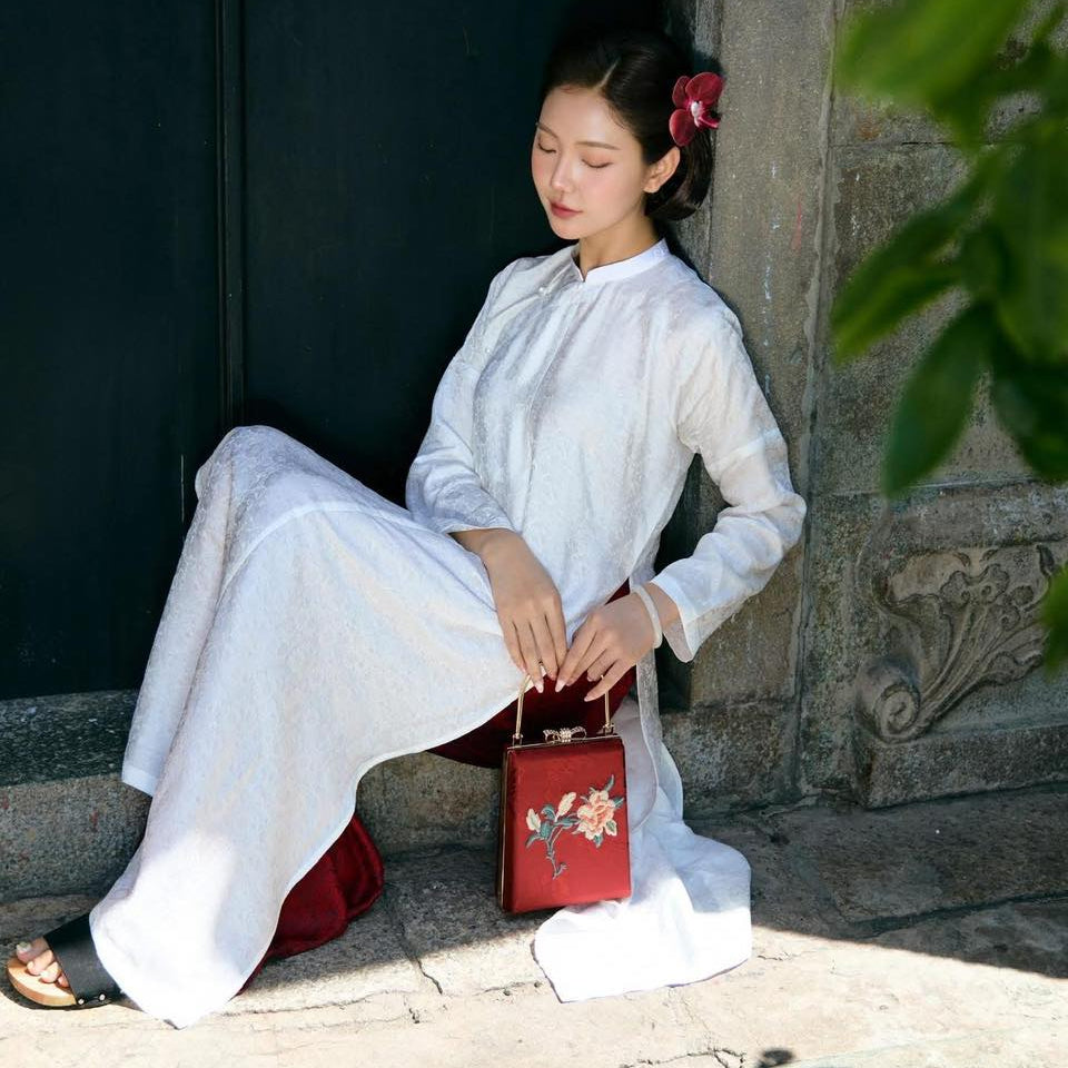 Hồng Trà - Embroidered Viscose Handbag with Metal Handle in Rectangle shape - styled presentation by Moc - Bags