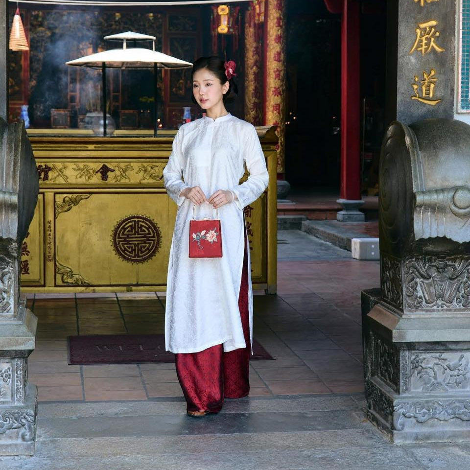 "Hồng Trà" — Embroidered Viscose Handbag with Metal Handle in Rectangle shape - close-up detail | Vietnamese Luxury Fashion