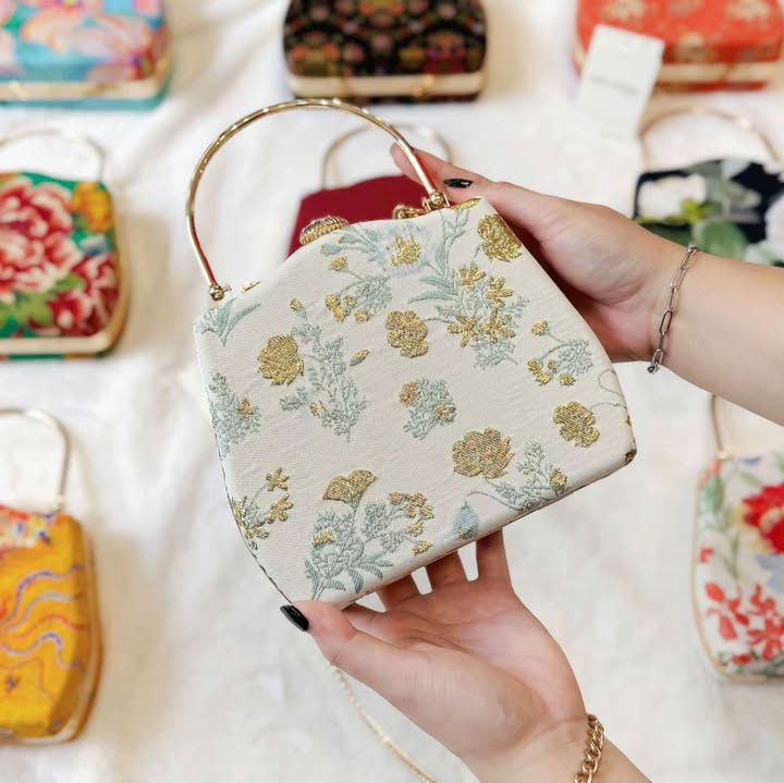Liên Ảnh - Embroidered Viscose Handbag with Metal Handle in White/Green - detail close-up by Moc - Bags