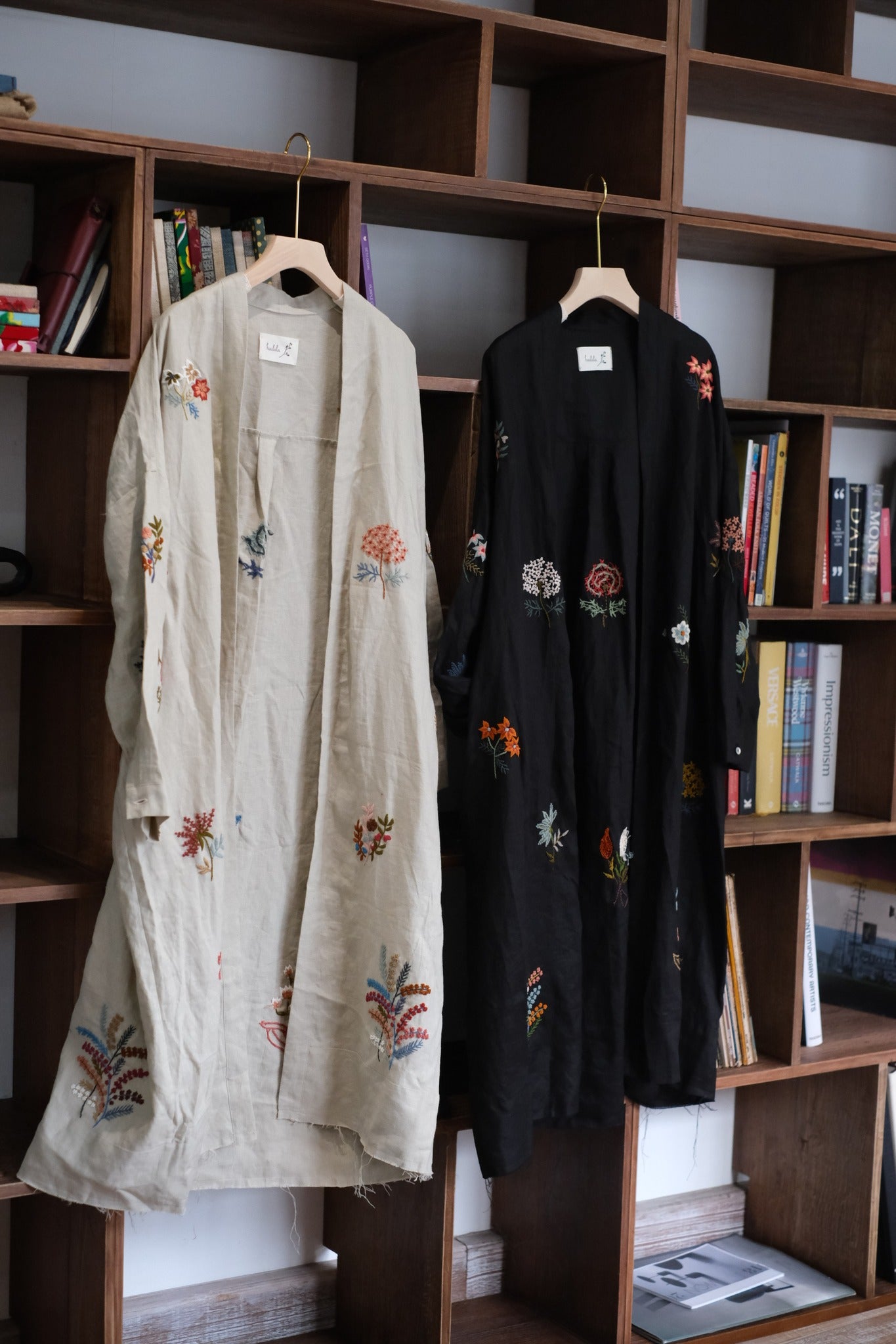 "Terra" embroidered black linen cardigan by Huulala with artisan floral patterns, cultural authenticity.