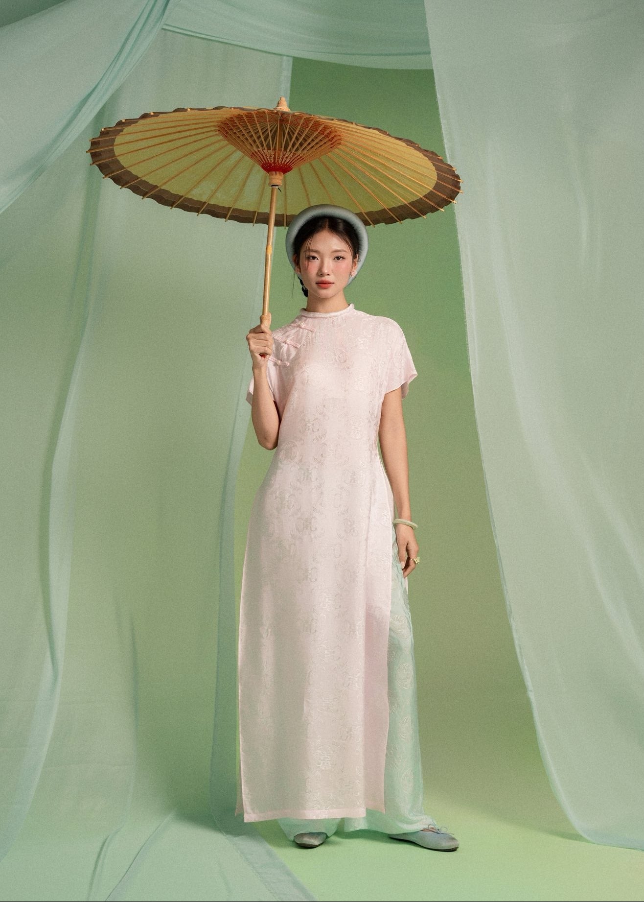 Vietnamese Ao Dai - “Uyen Minh” Ao-dai Set - Short-sleeved Wormsilk Áo Dài Set in Light Blush - front view in pink by Úpla