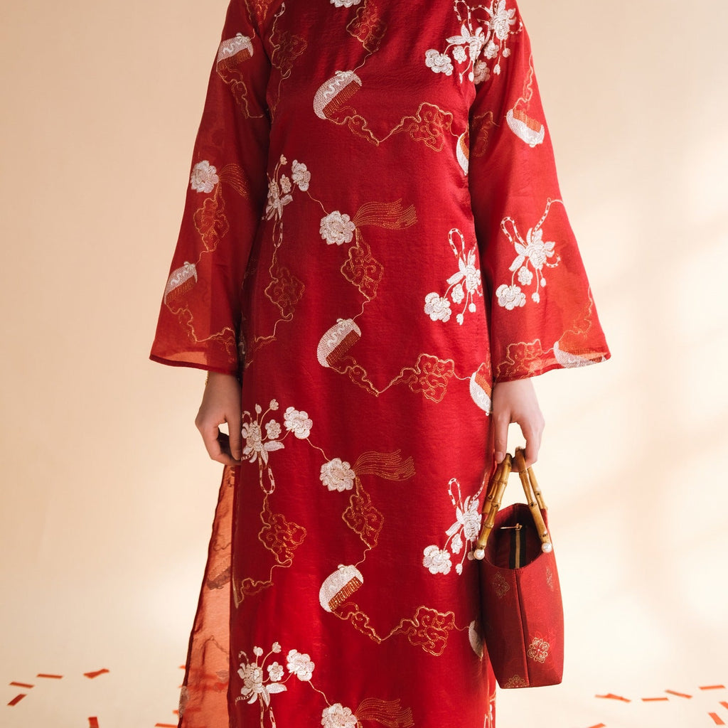 Vietnamese Embroidery - “Khả Trúc” – Embroidery Viscose Handbag with Bamboo Handle - front view in silk in red by Moc - Bags