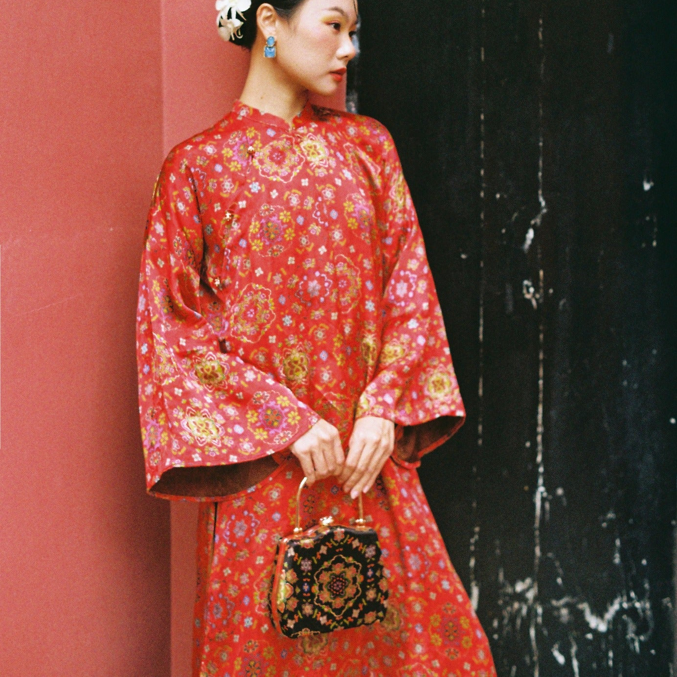 Vietnamese Ao Dai - Liên Ảnh — Embroidered Viscose Handbag with Metal Handle - front view in silk in red by Moc - Bags