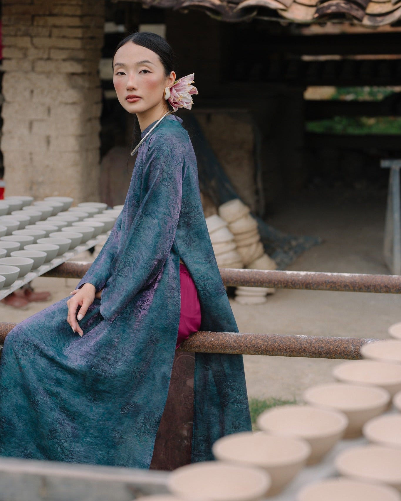 Hoa Mộc Lan Ao-dai Set - Tencel Silk with Magnolia pattern Indigo Lotus [Modern Cut] - side profile by Moc