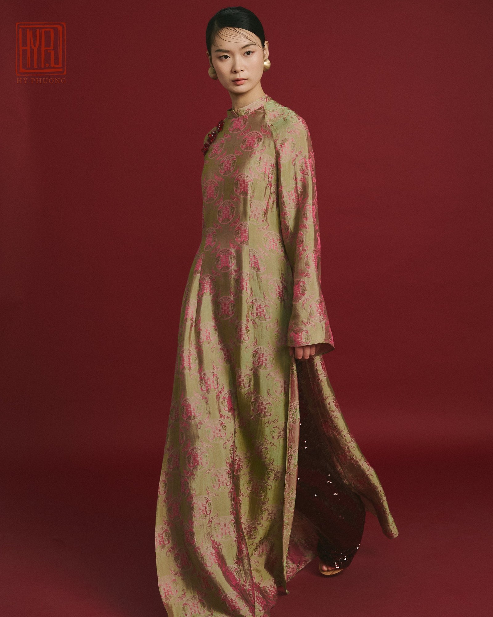 Vietnamese Ao Dai - An Niên Ao dai set – Wormsilk Embellished in Olive Rouge - side profile in green by Hy Phuong