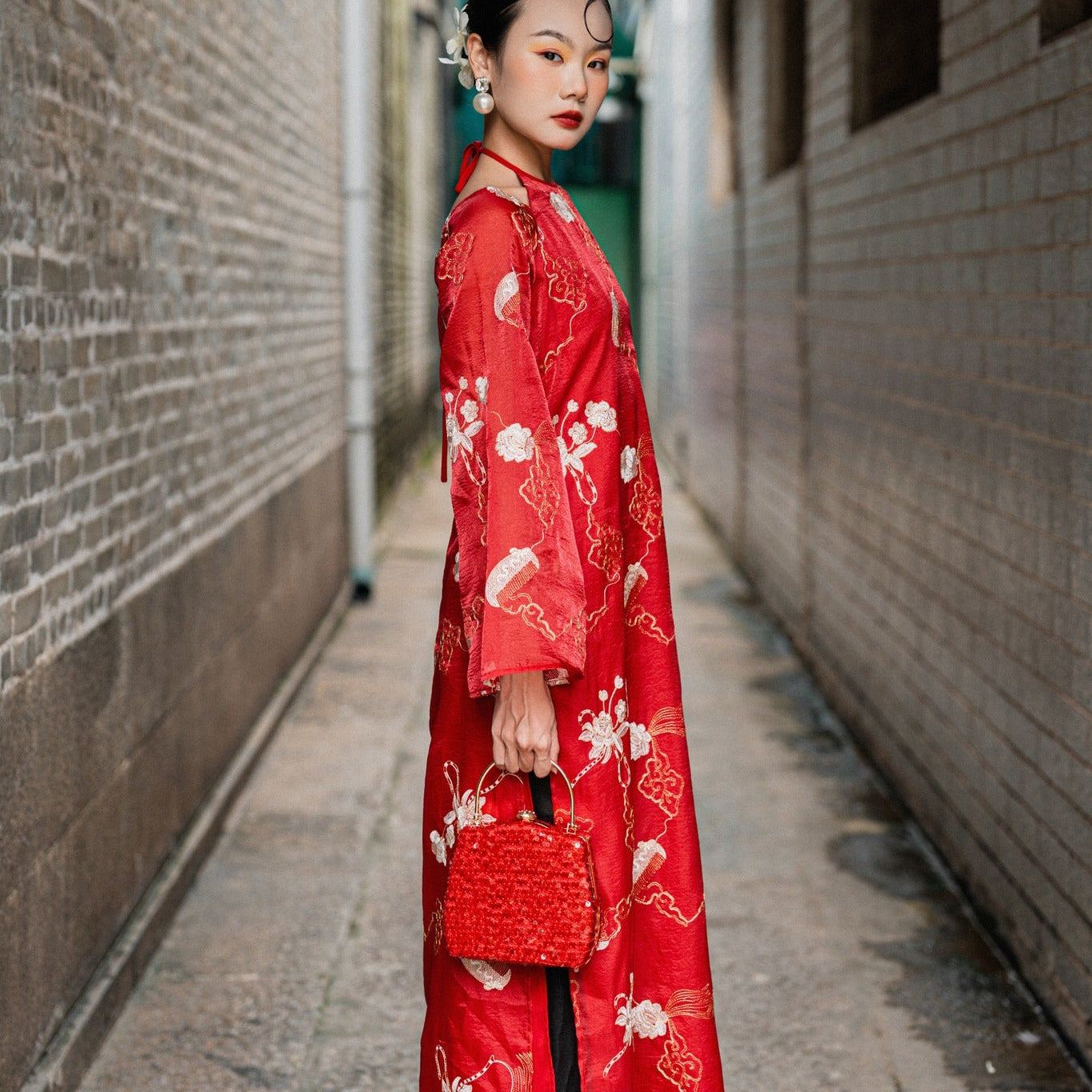 Khuê Cát Ao-dai Set - Embroidered Halter-Neck Áo Dài Set [Modern cut] - side profile by Moc