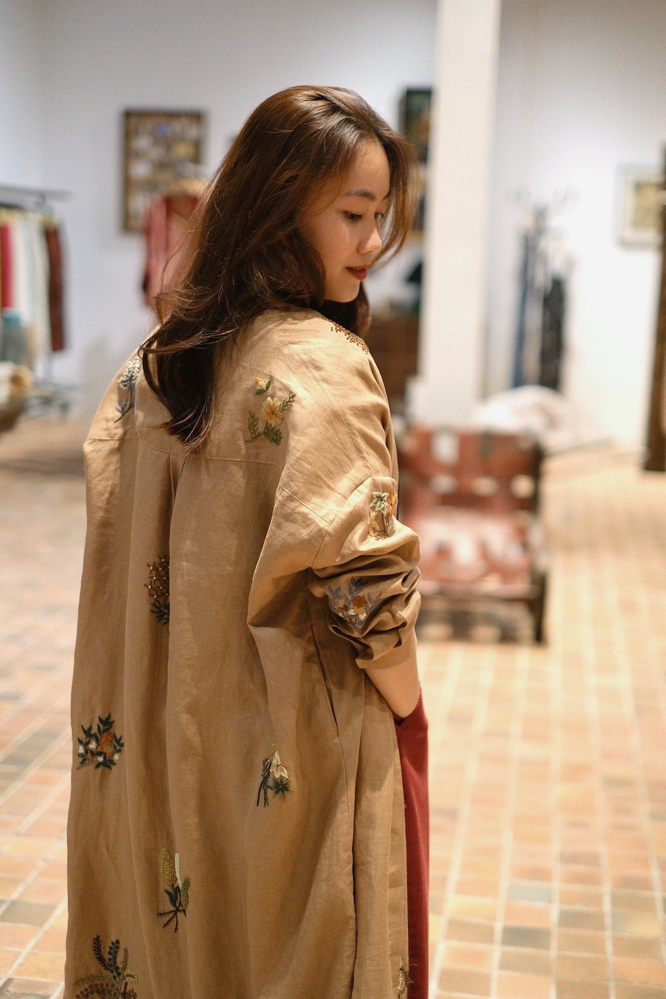 "Terra" embroidered linen cardigan in black by Huulala, featuring artisan floral patterns, cultural authenticity.