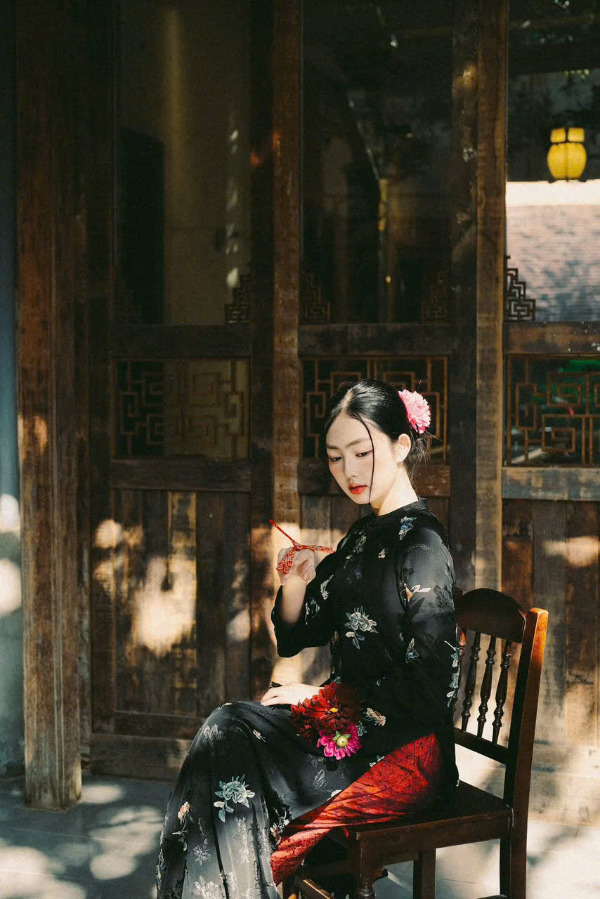 Huyen Tuoc Ao Dai set - Embroidered Flowers on viscose in black [Modern Cut] - styled presentation by Moc
