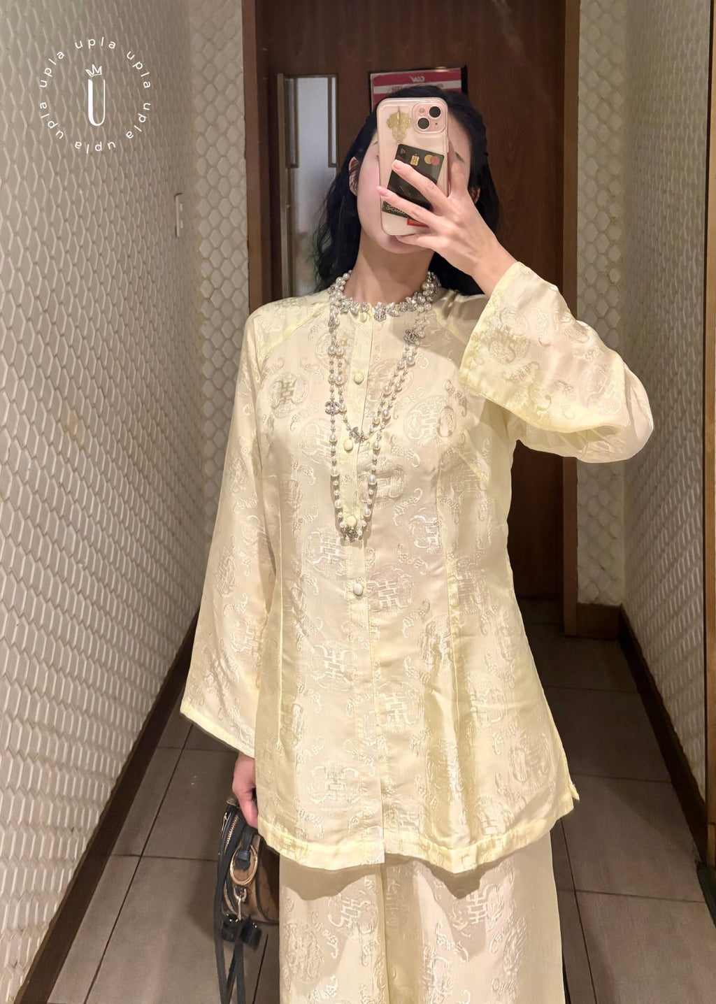 Vietnamese Embroidery - Ánh Vàng Bà-ba Set – Sequined Collar in Wormsilk - front view in yellow by Úpla