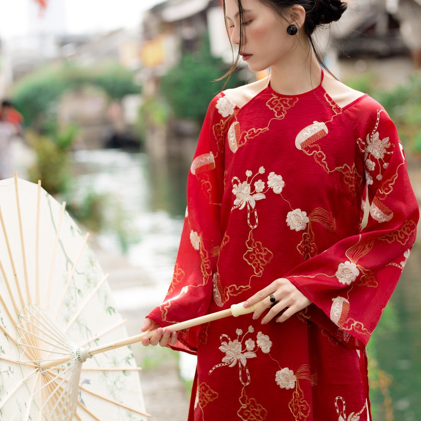 Khuê Cát Ao-dai Set - Embroidered Halter-Neck Áo Dài Set [Modern cut] - styled presentation by Moc