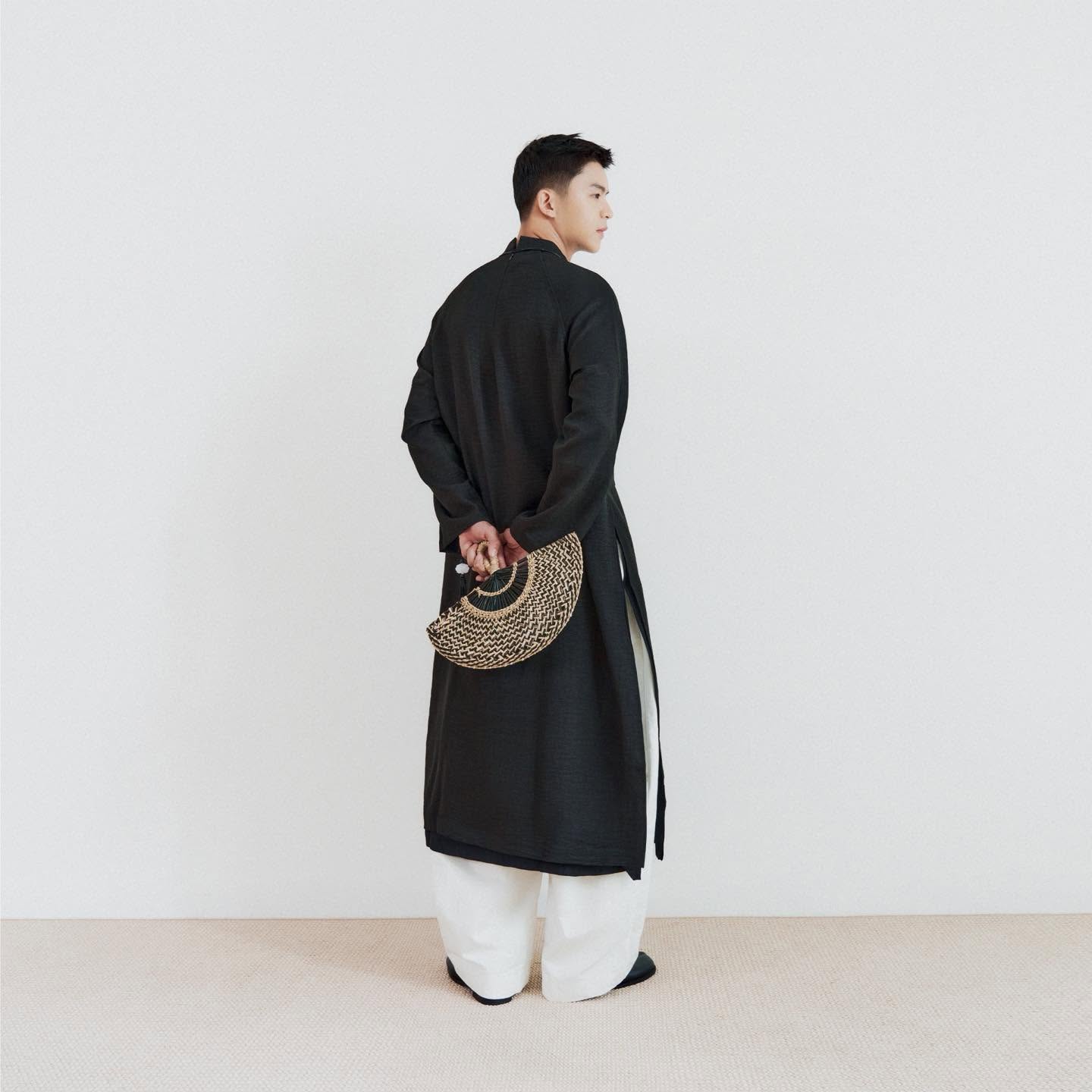 "Mun" Men’s Áo Dài Top - Raw-linen in Noir